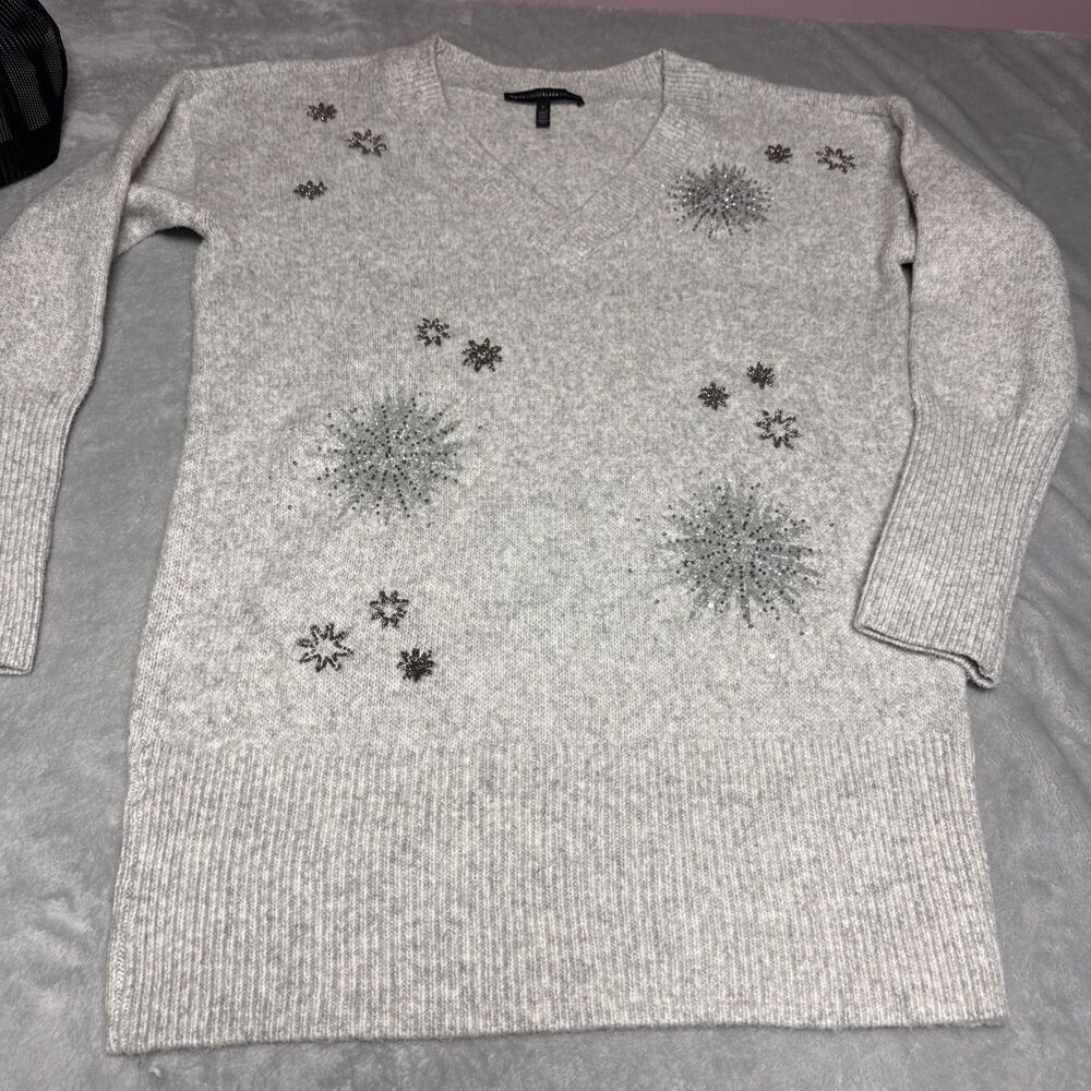White House Black Market Grey Snowflake Star Beaded Tunic Sweater Size Large